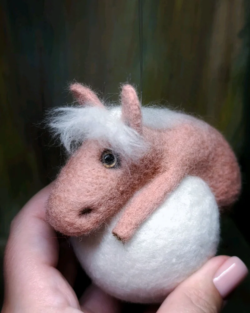Ёлочная игрушка розовая лошадь на шаре