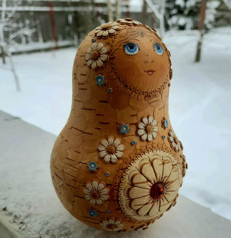 Барышня-неваляшка с янтарем