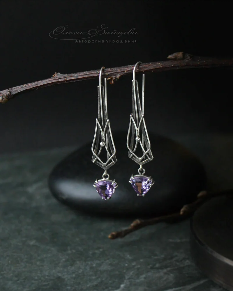 Серьги с аметистами на длинных швензах готические (серый камень)