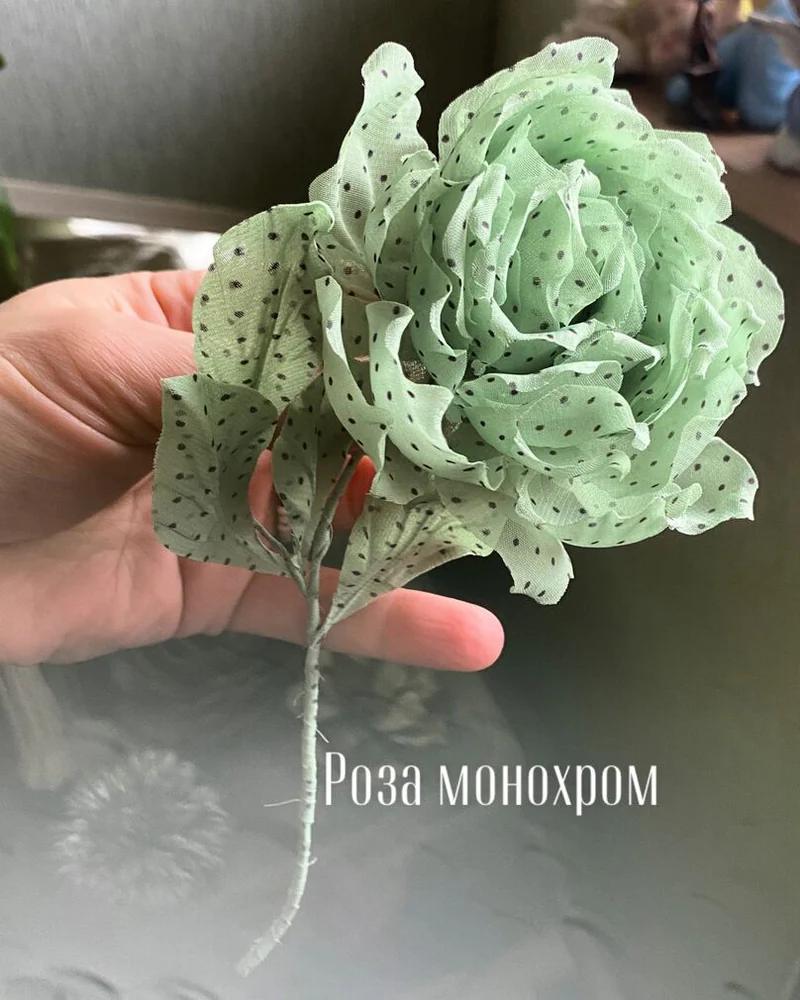 Зелёная брошь-роза в горошек на ножке