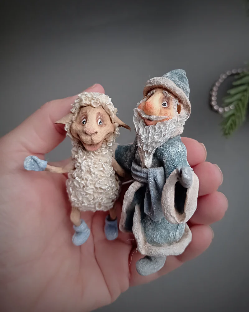 Дед Мороз с овечкой — ватная ёлочная игрушка — Серо-голубой, около 10 см