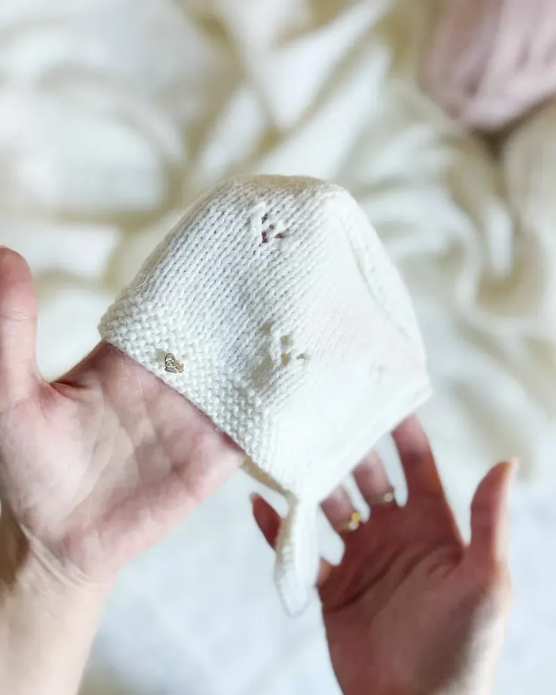 Подарок новорождённому — плед, чепчик и носочки — Белый