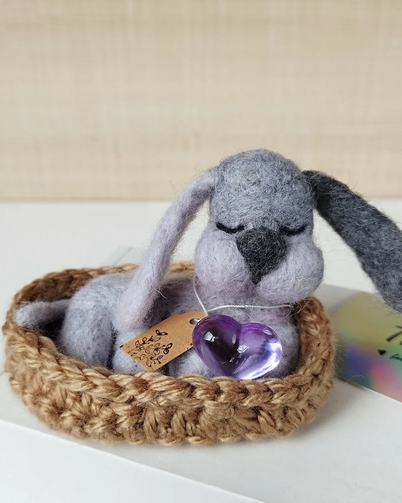 Войлочная игрушка спящая собачка Соня с лежанкой
