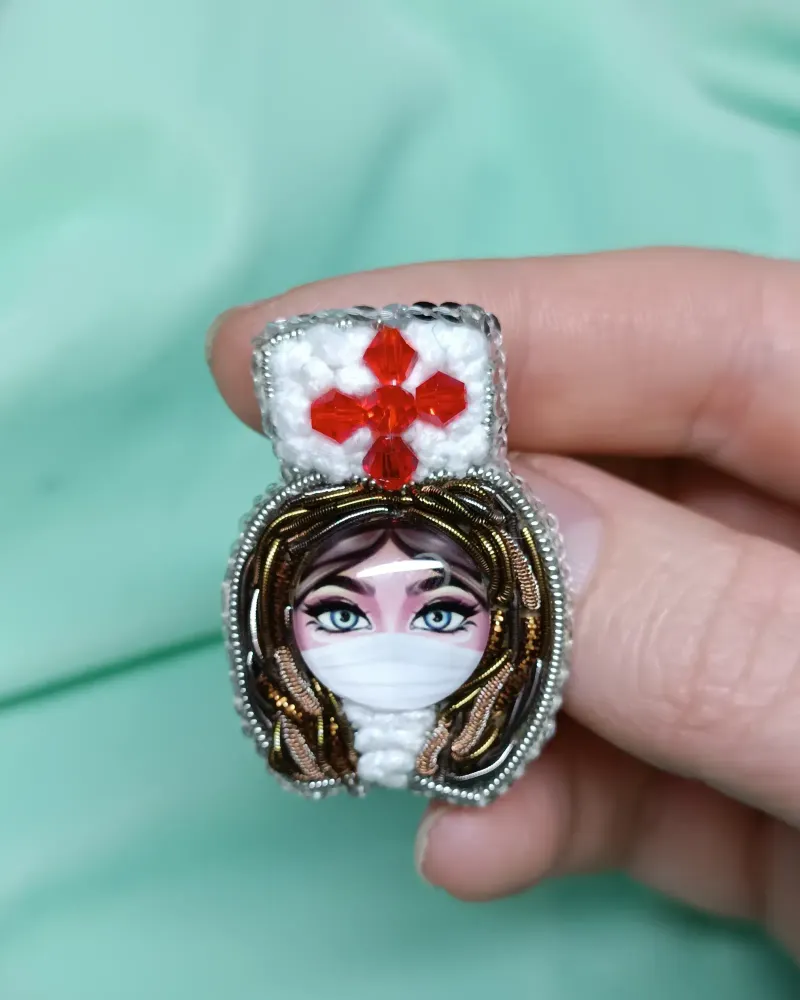 Брошь «Медик»