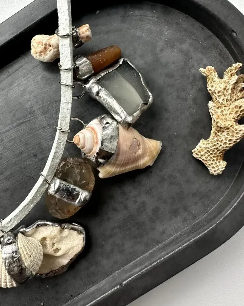 Колье русалки в витражной технике с коралла и и ракушками — Бежевый