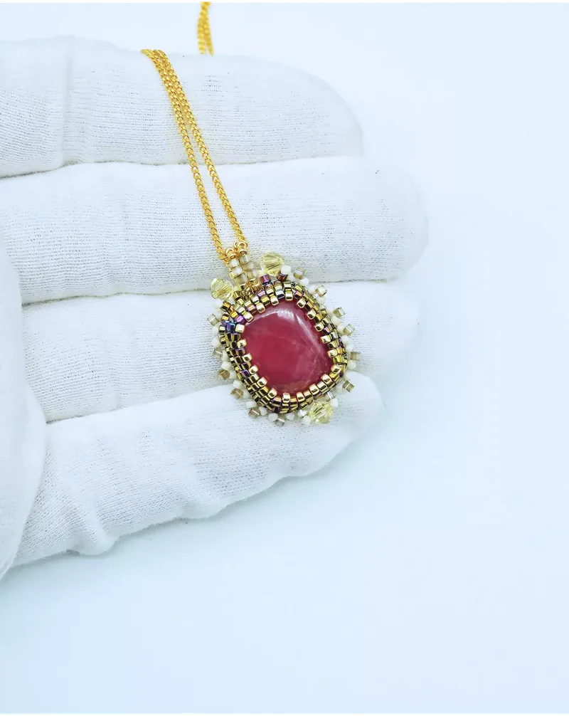 Подвеска ручной работы с родонитом и Swarovski