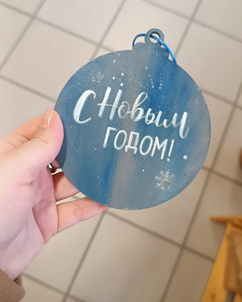 Елочный шар с заливкой эпоксидной смолой "Машинка"
