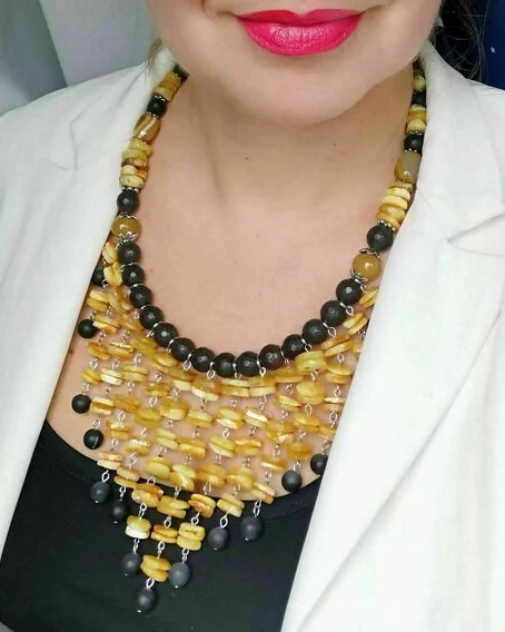 Колье с янтарем, шунгитом и агатом. — Колье с янтарем
