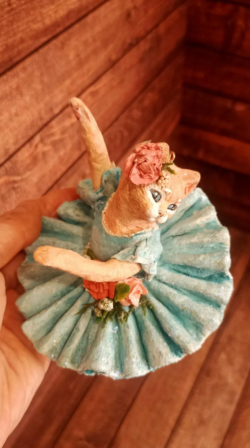 Кошка-балерина персиковая