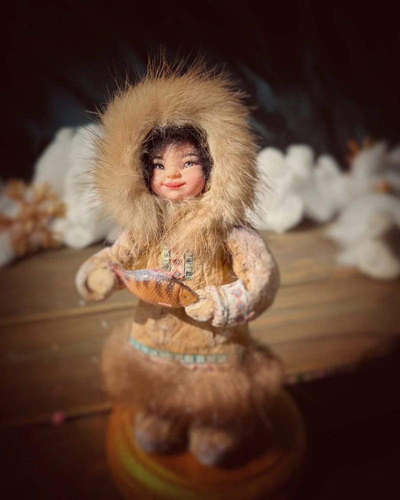 Якутёнок в коричневой меховой одежде