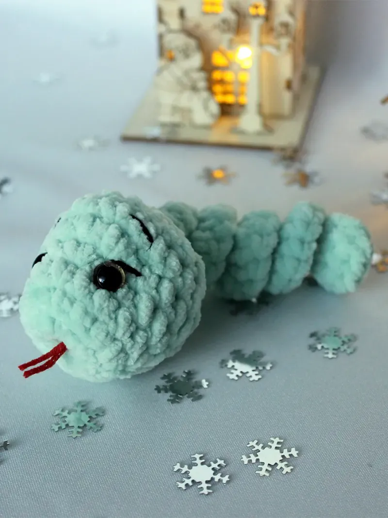 Мягкая вязаная игрушка «Змея-спираль» — Мятный
