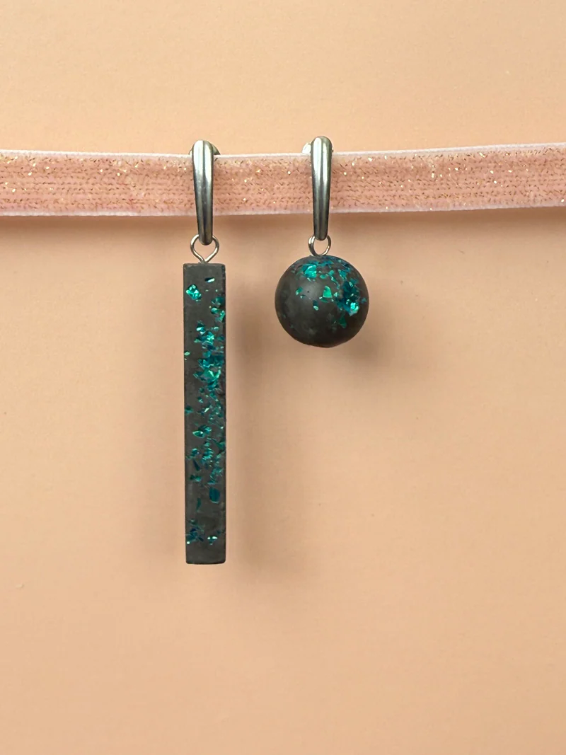 Серьги асимметричные из бетона