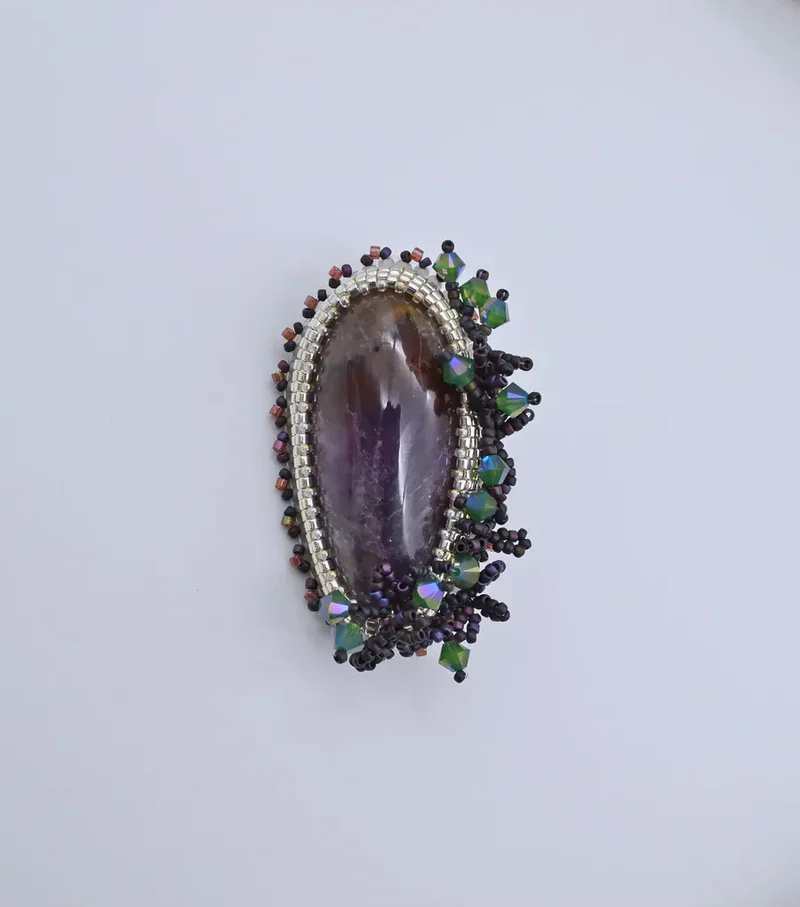 Брошь ручной работы с аметистом и Swarovski