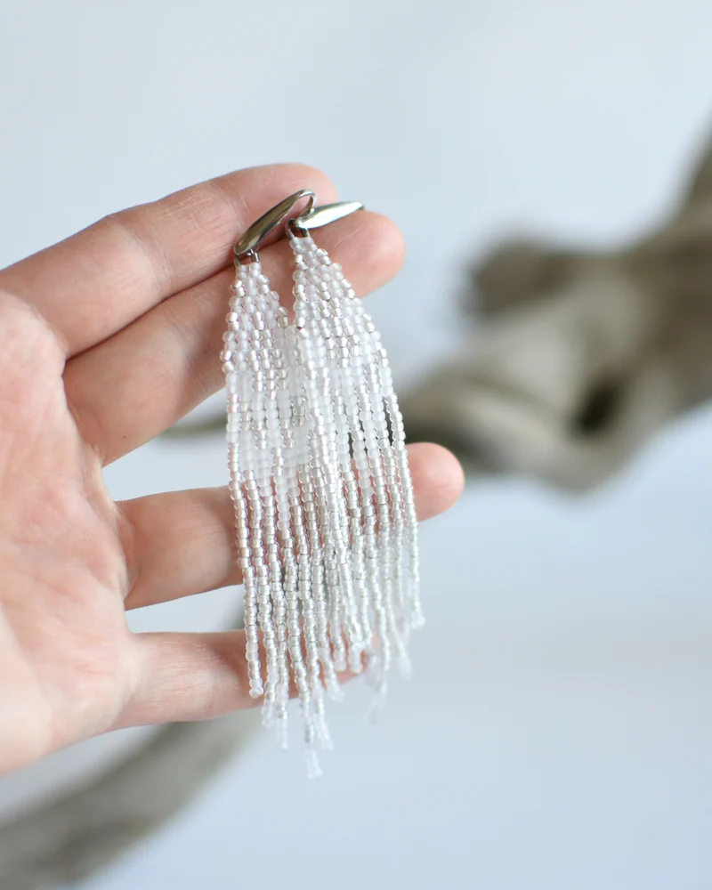 Серьги из бисера с бахромой — Белый и серебристый