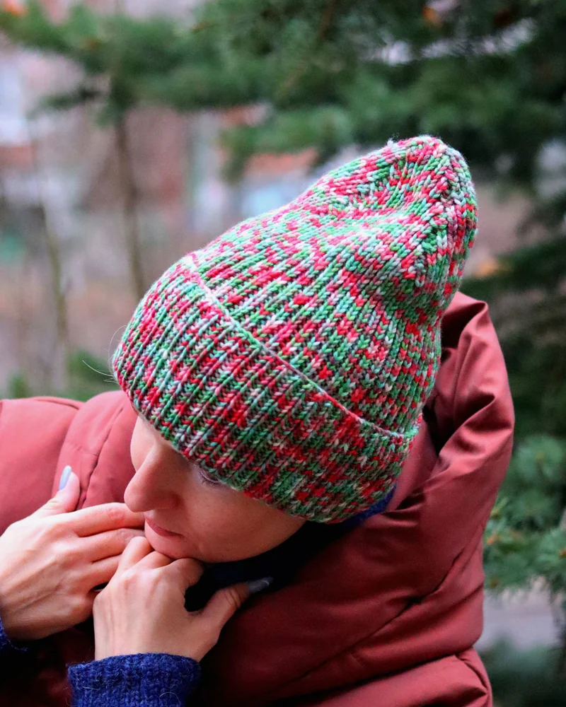 Шапка в цветах Рождества, Яркая шапка с отворотом