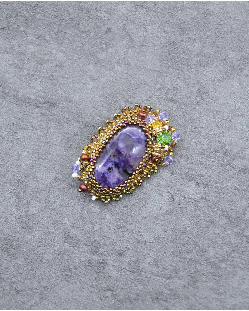 Брошь ручной работы с чароитом и Swarovski