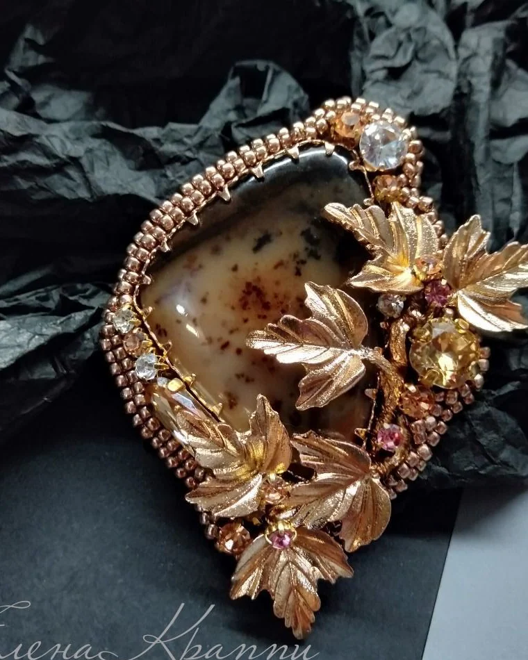 Дикий плющ. Брошь из мохового агата и бисера. На заказ