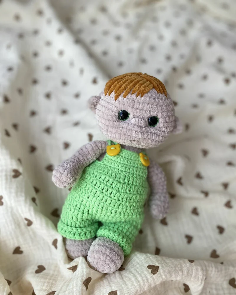 Вязаная кукла мальчик малыш амигуруми