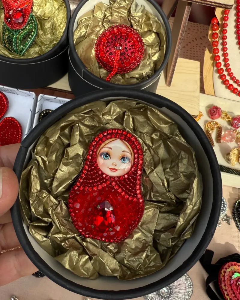 Красная брошь «Матрешка»