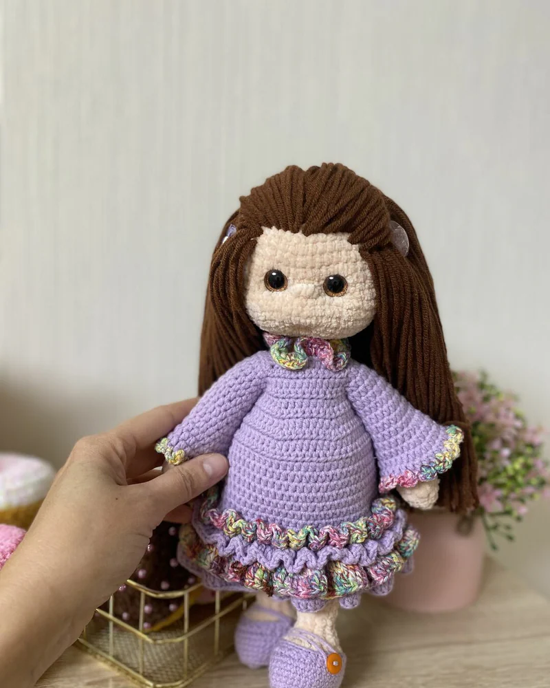 Вязаная кукла в сиреневом платье амигуруми