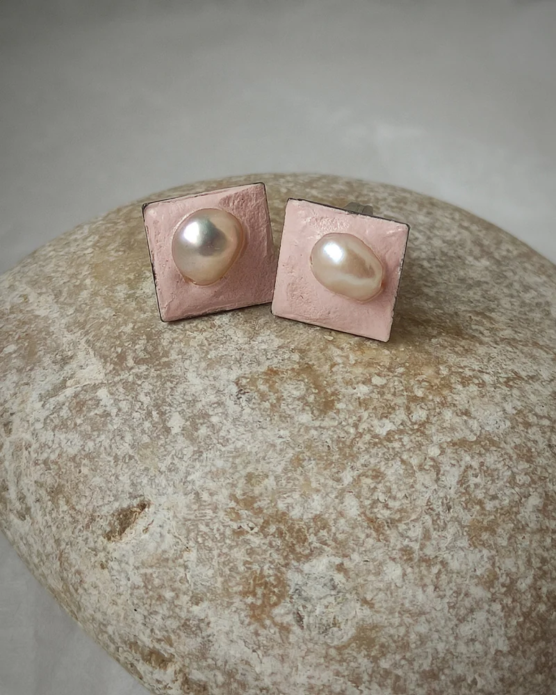Серьги из бетона с жемчугом