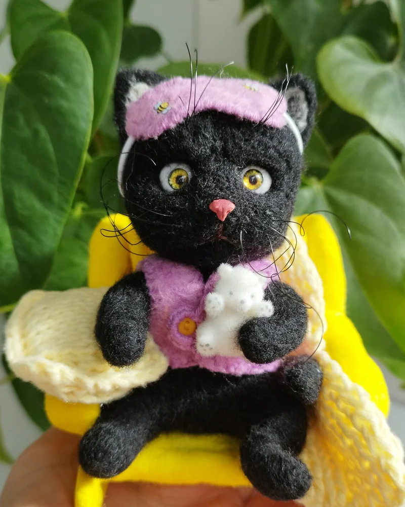 Черный котенок в кресле. Валяная игрушка кошка Войлочная игрушка кот