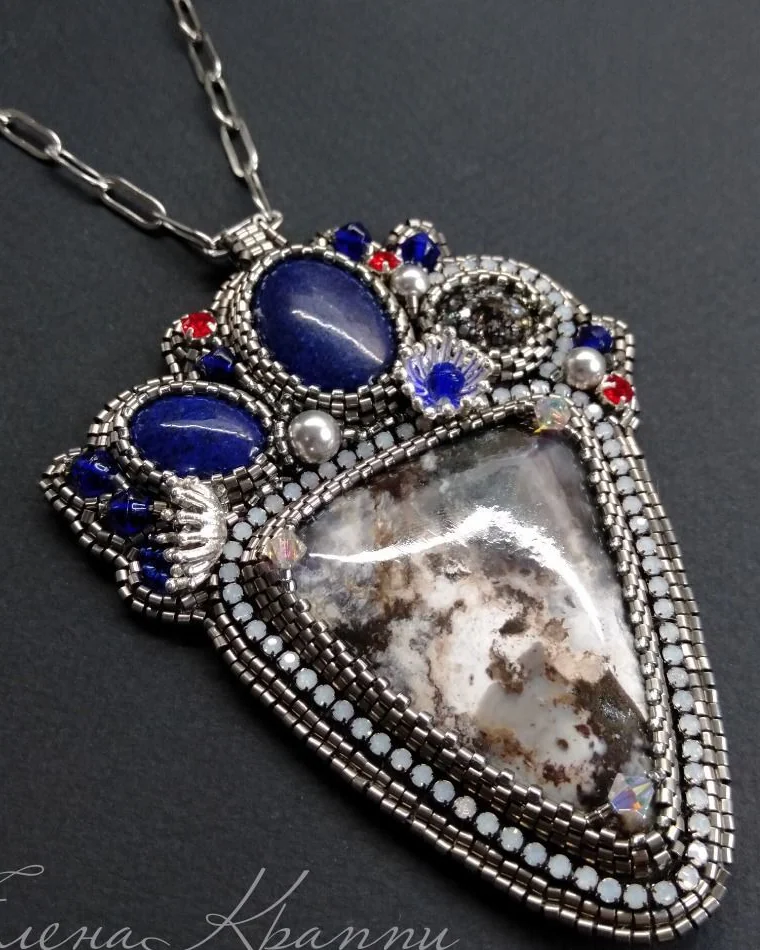 Кулон из пейзажного волжского агата и лазурита с элементами Сваровски