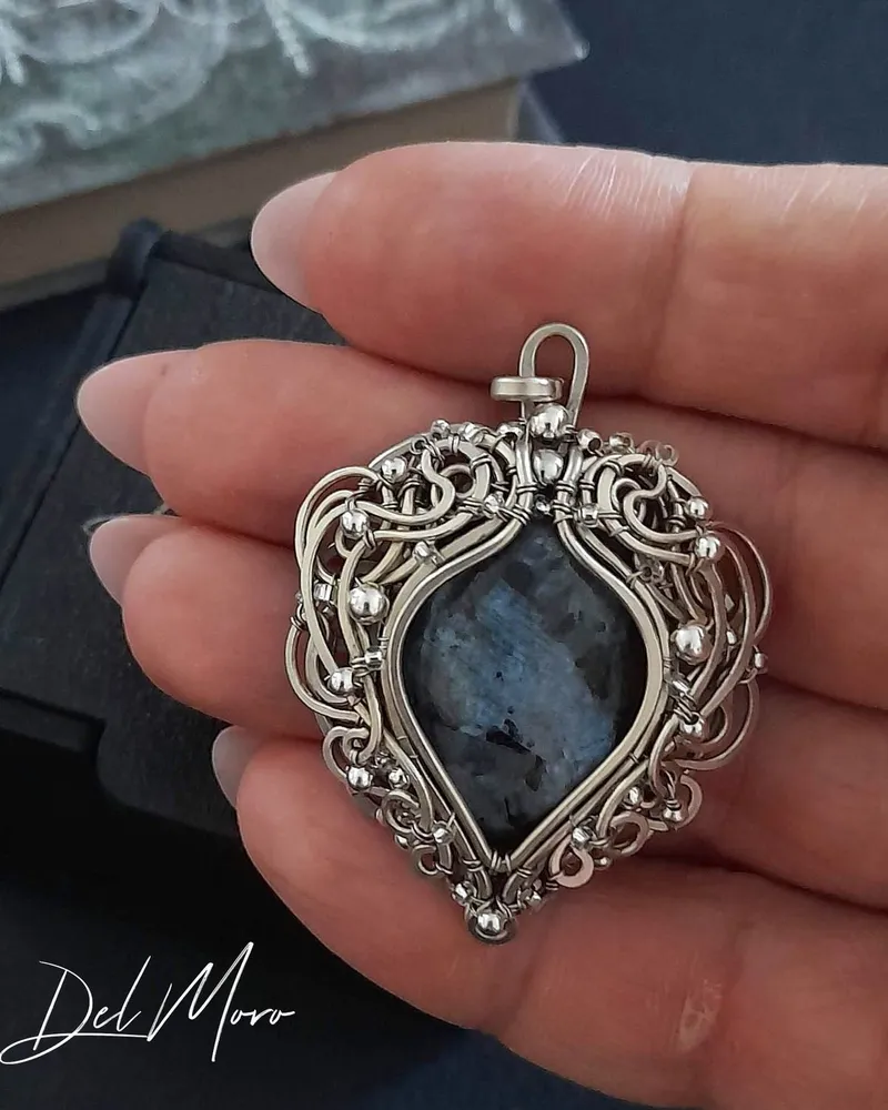 Кулон с камнем лаврикит мельхиоровый "Cold heart" — серебристый — Ларвикит