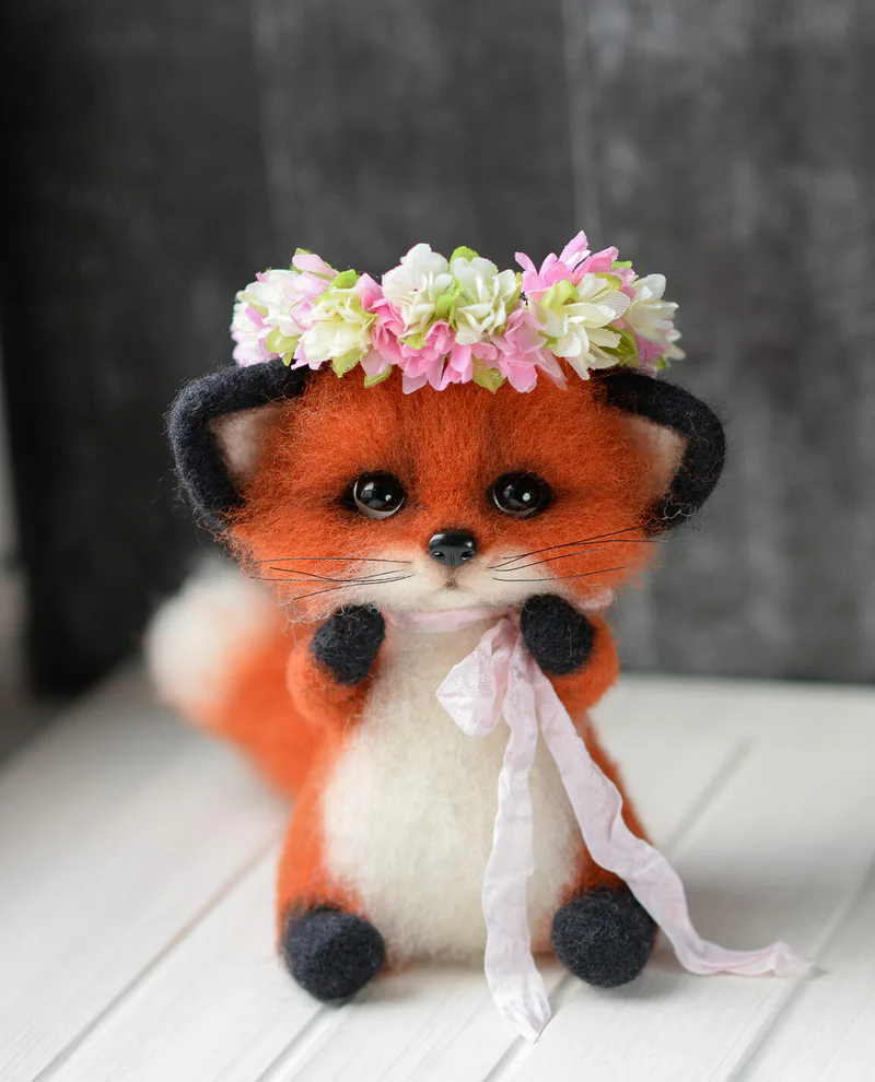 Милая лиса с венком, войлочная игрушка