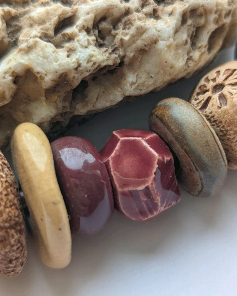 Бусы керамические асимметричные короткие