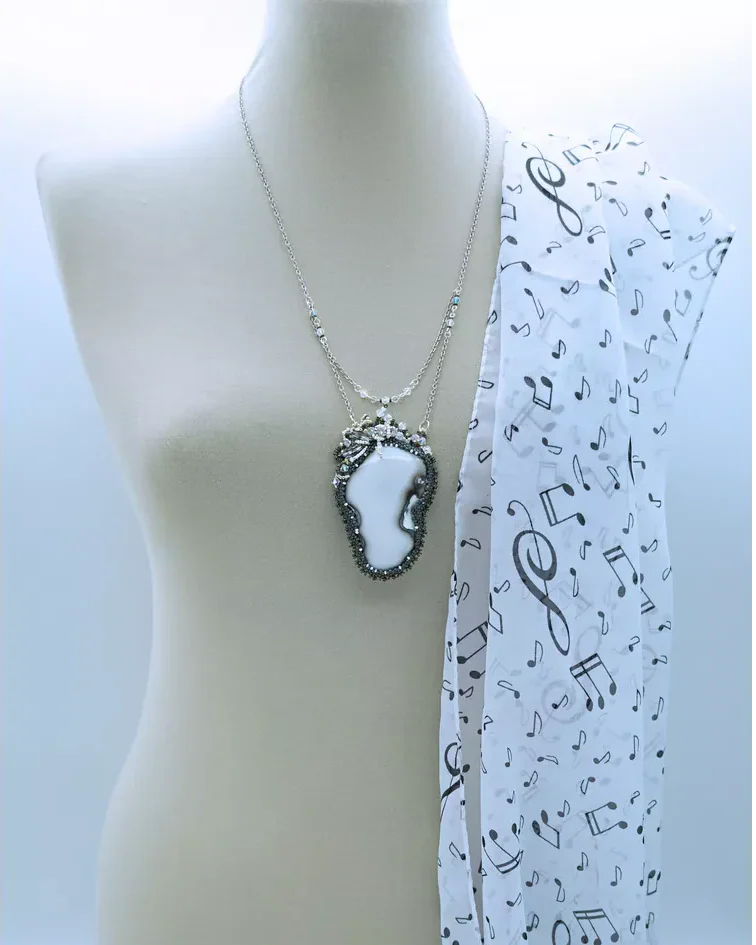 Авторский кулон с кахолонгом и Swarovski