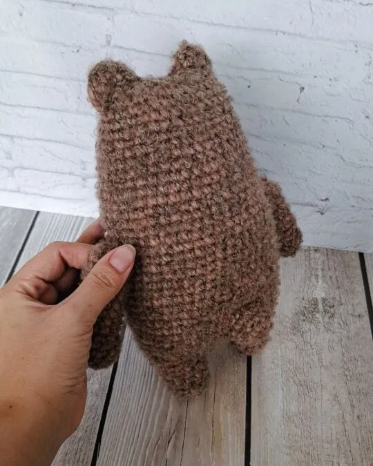 Мишка из шерстяной пряжи букле — коричневый