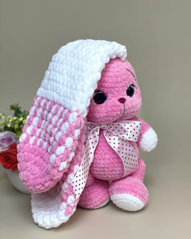 Вязаная розовая зайка амигуруми