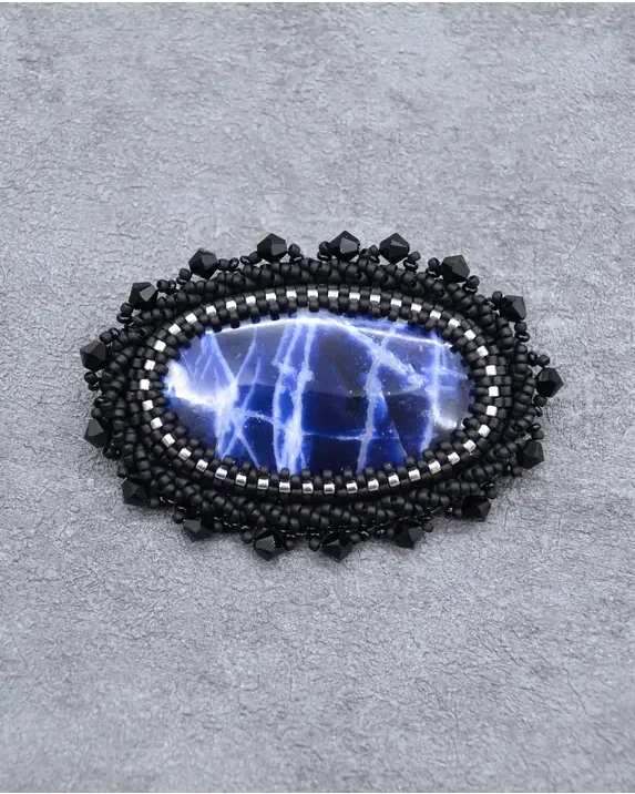 Брошь ручной работы с содалитом и Swarovski