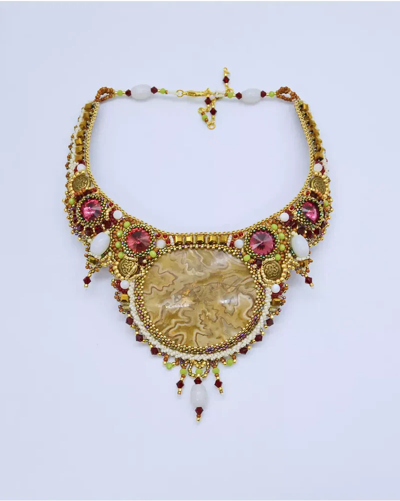 Авторское колье с кальцитом и Swarovski