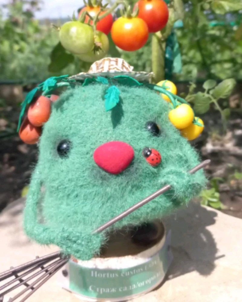 Вязаная игрушка Страж сада