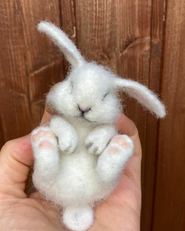 Спящий зайчонок валяная игрушка