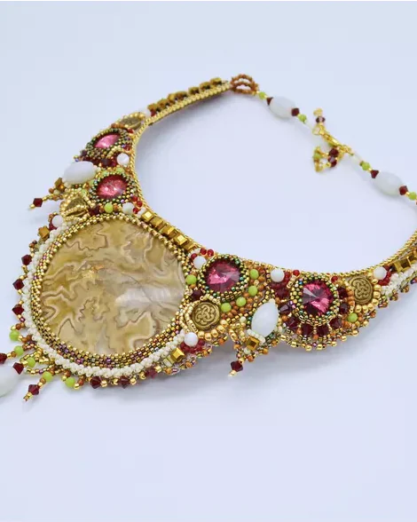 Авторское колье с кальцитом и Swarovski