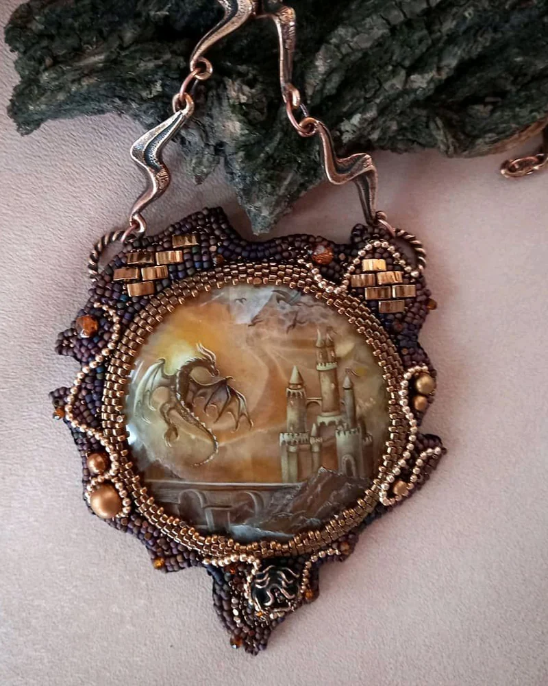 "Город Драконов" - кулон с лаковой миниатюрой на ониксе