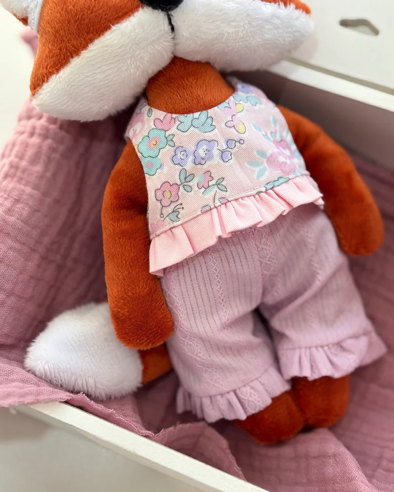 Лисичка игрушка антистресс с гречневой лузгой, игрушка с одеждой — в костюме с рюшами
