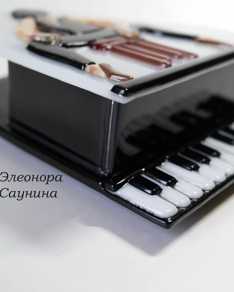 Подставка для салфеток из стекла фьюзинг Черный рояль Джаз