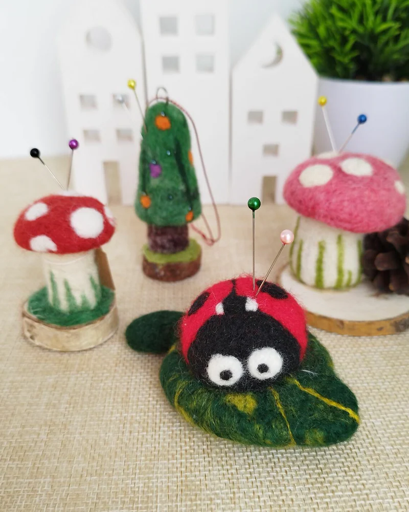 Игольницы божья коровка, мухомор, Елка, Игрушка из шерсти