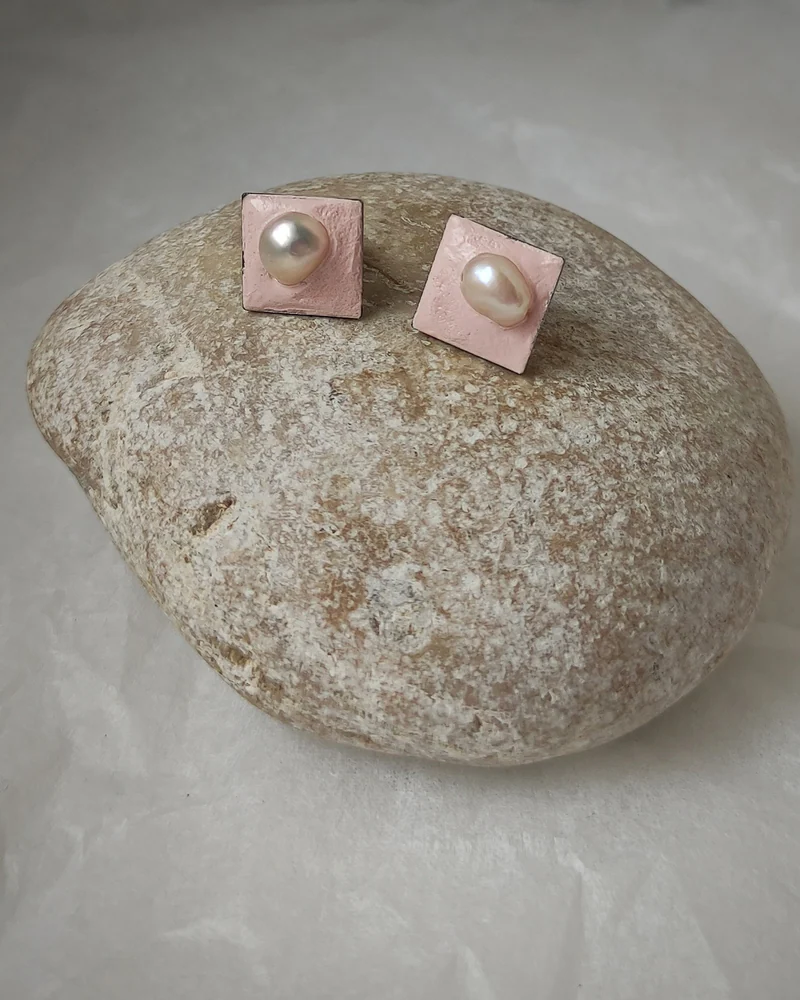 Серьги из бетона с жемчугом