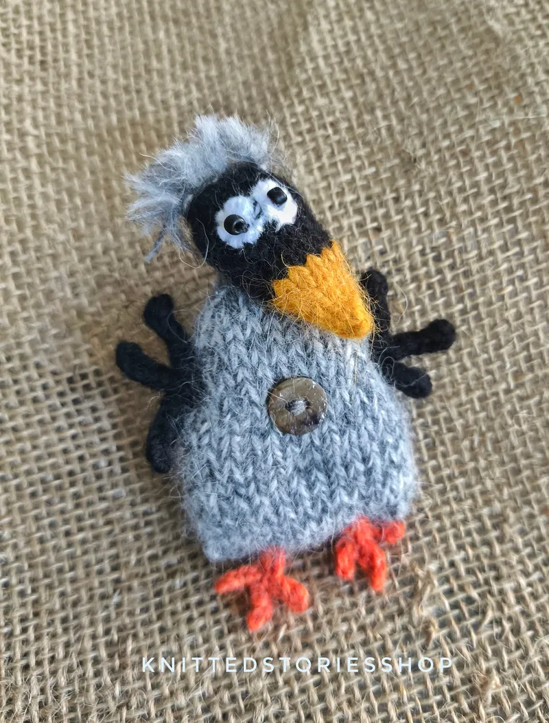 Вязаная брошь «Ворона» из пуха норки