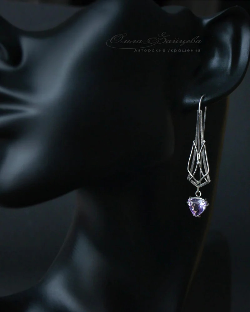Серьги с аметистами на длинных швензах готические (серый камень)