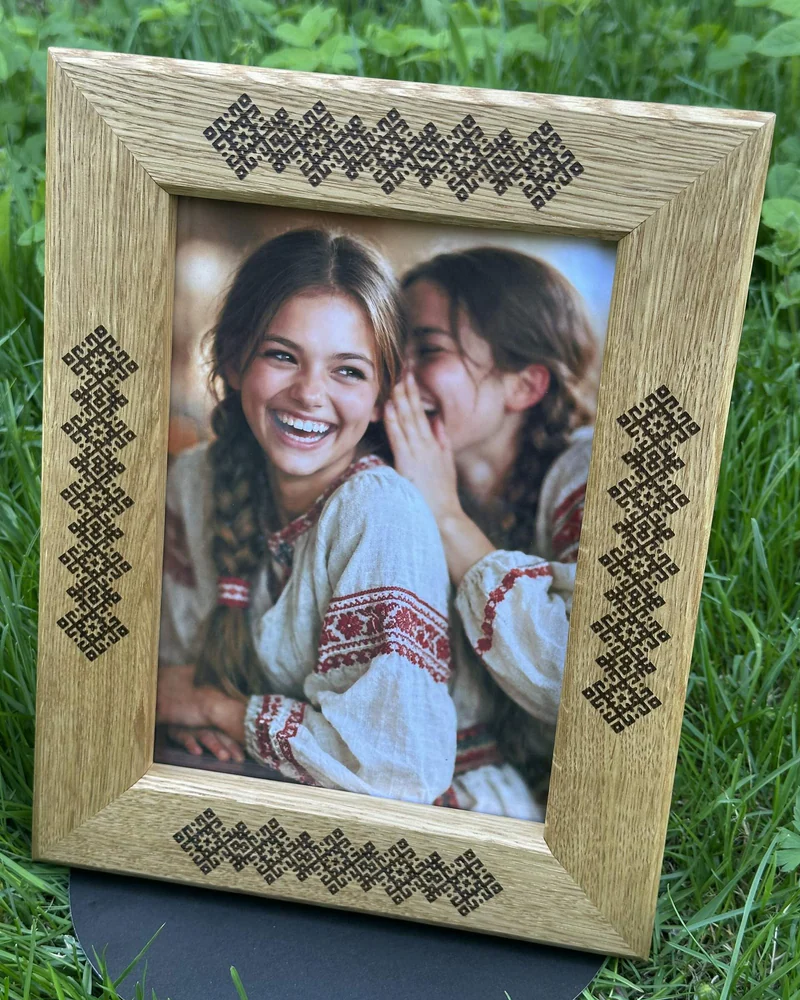 Фоторамка с подставкой с гравировкой"Славянка".Багет40мм.А5.Дуб.Цвет натуральный — Цвет:натуральный