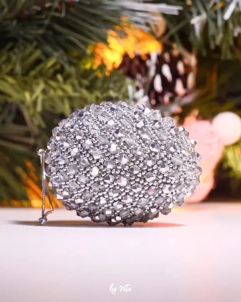Ёлочная игрушка «Шишка» из бисера — Серебро
