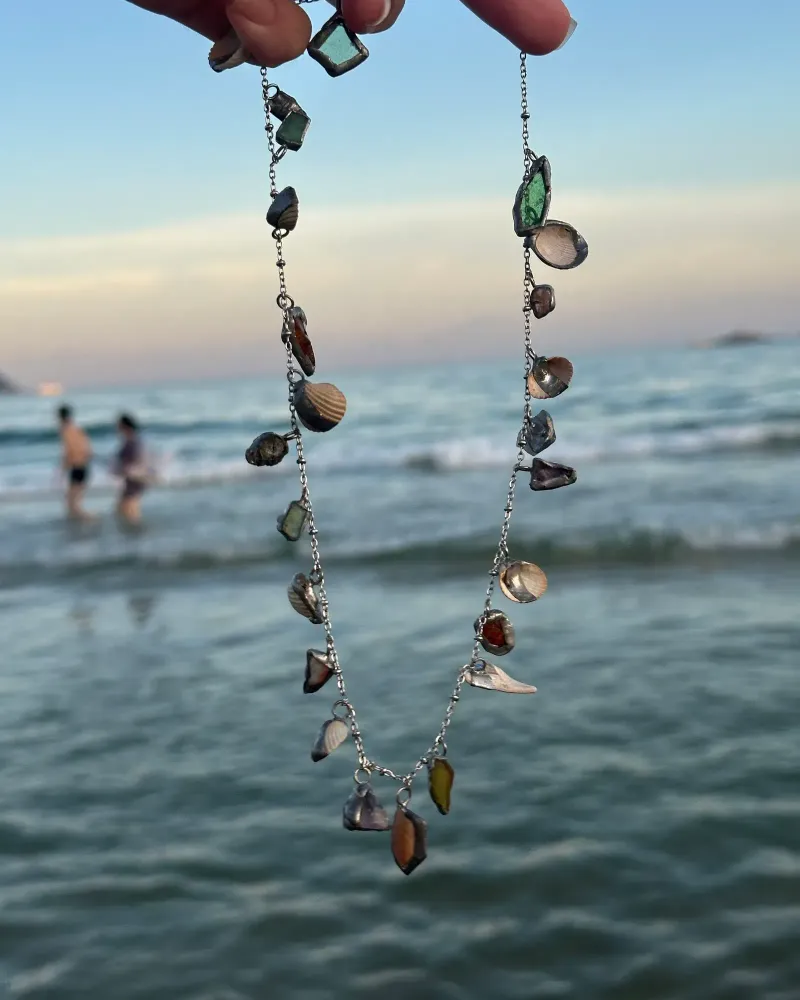 Колье бусы из морских артефактов, ракушек, морской керамики, стекла, янтаря и полудрагоценных камней на цепочке — Бежевый-зеленый