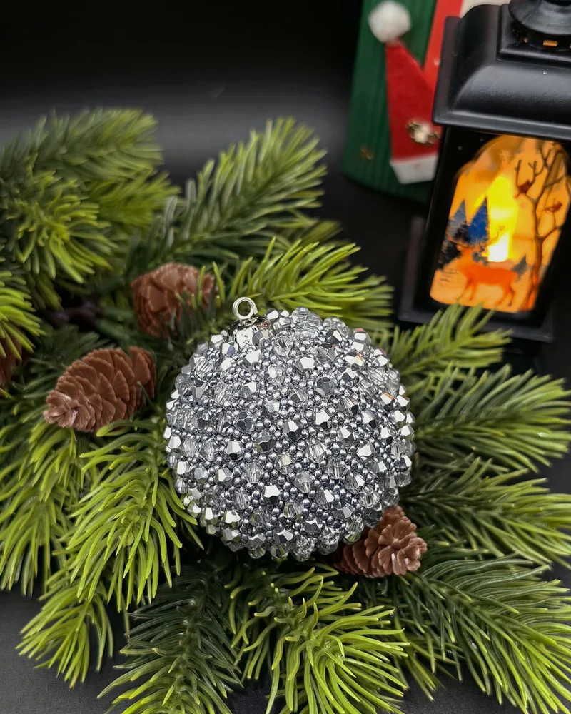 Серебристый Елочный шарик. елочные игрушки