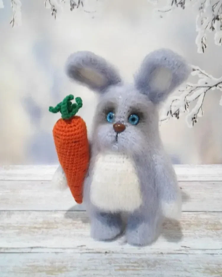 Заяц Ушастик, вязаная игрушка — голубой